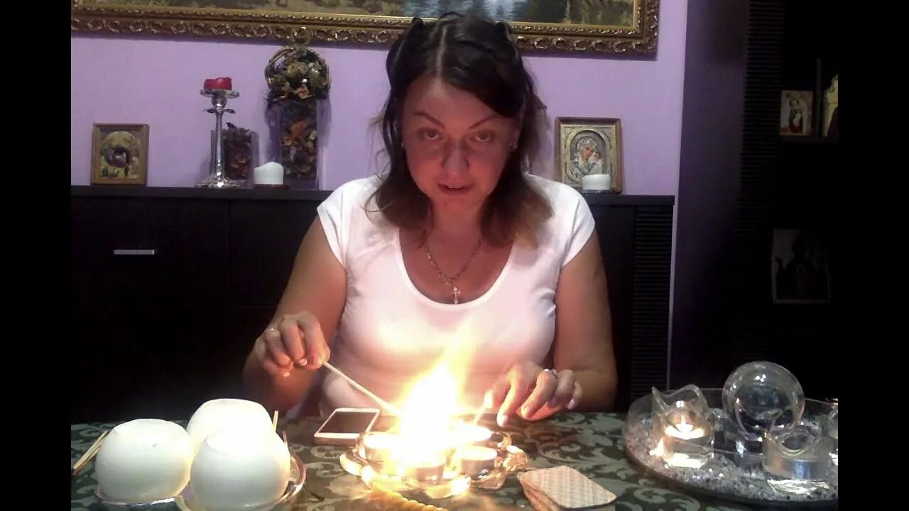 Сильнейшие привороты в полнолуние. Денежный ритуал в полнолуние. Как приворож женщина дома магия. Сильнейший приворот на убывающую луну. Заговор на любовь мужчины в полнолуние.