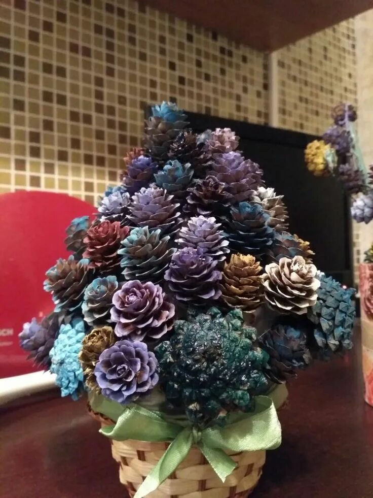 Easy Pine Cone Crafts to Spruce up Your Home This Holiday Season Pine cone decor
