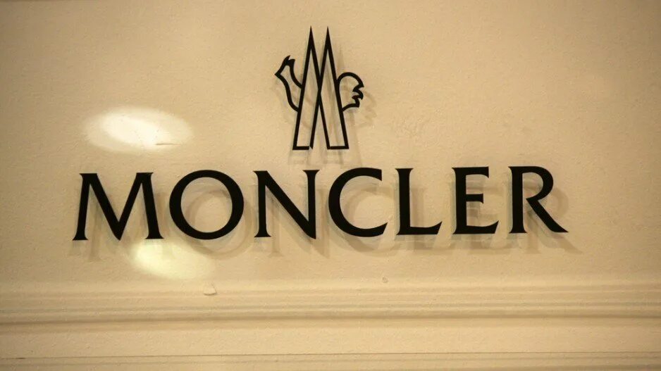 Логотип монклер. Монклер фон. moncler logo vector. moncler retail logo.