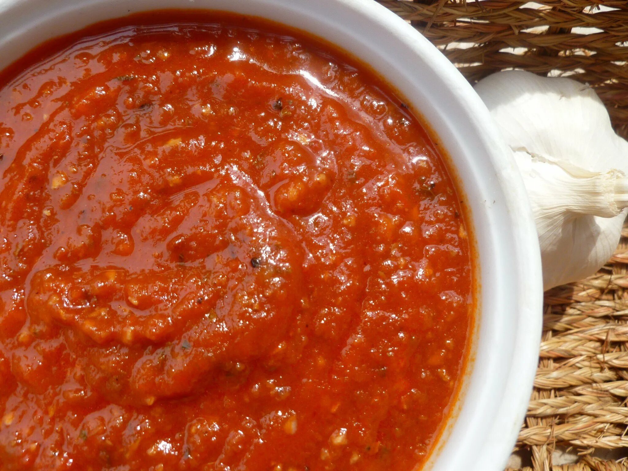 Густую томатную пасту в домашних условиях. Соус. Томатный соус. Соус из помидор. Паста с томатным соусом.