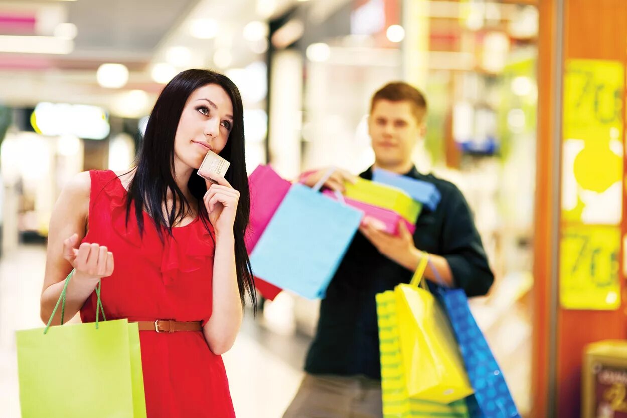 довольная девушка с покупками. девушка шоппинг. потребительский кредит. покупатель в магазине. покупки в москве отзывы.
