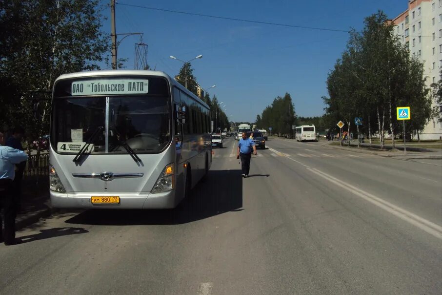 Автобус 12 школа. Автобус Тобольск. Двенадцатый автобус Тобольск. Тюмень транспорт. Автобусы Тобольск 2006 года.