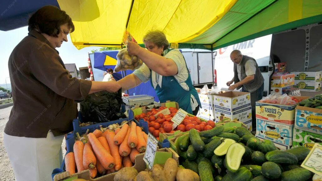 Овощи на рынке. Рынок сельскохозяйственной продукции. Овощной рынок. Ярмарка овощей.