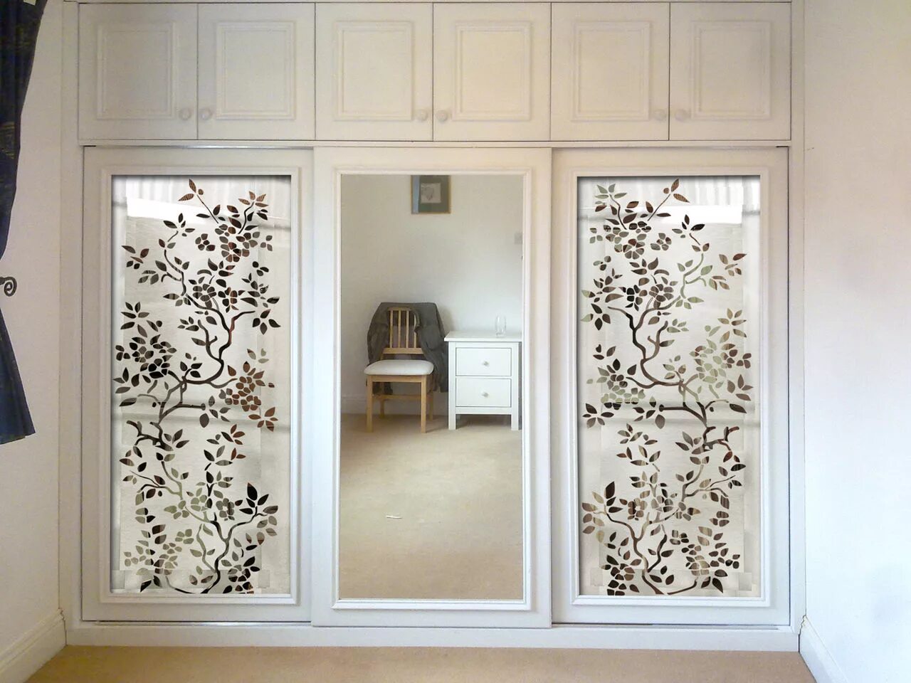декоративная пленка на дверь. занавески на стеклянную дверь. стекло вставка в дверь. шкафы с витражами в интерьере. декоативная плёнка на стекло.