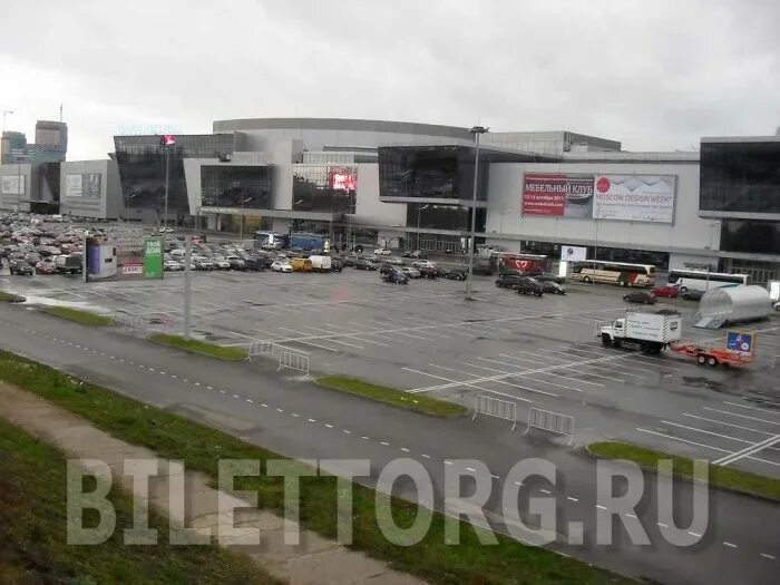 Фото жертв в крокус сити холл. Крокус Сити Холл парковка для посетителей фотографии. Осенний Крокус Сити фото. Крокус Сити Холл парковка бесплатная схема проезда. Бесплатная парковка в Крокус Сити Холл фото.