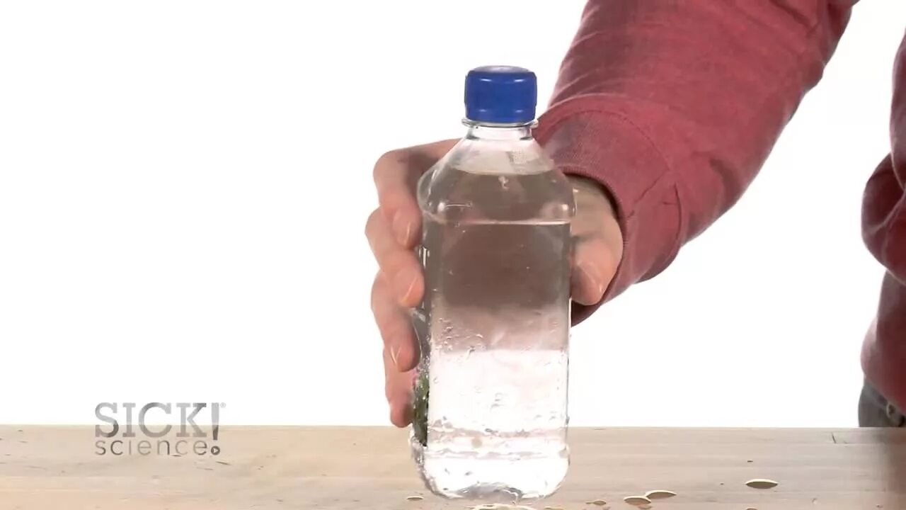 Замерзла вода в бутылке. Переохлажденная вода. Переохлаждённая жидкость гиф. Сверхохлажденная вода. Замерзание переохлажденной воды в бутылке.