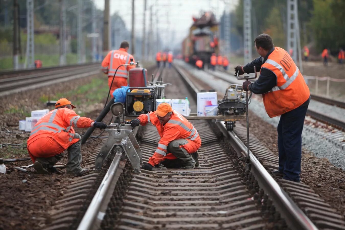 Железная дорога обучение. Монтер пути РЖД. Путеец РЖД. Работник железной дороги. Путь и путевое хозяйство.