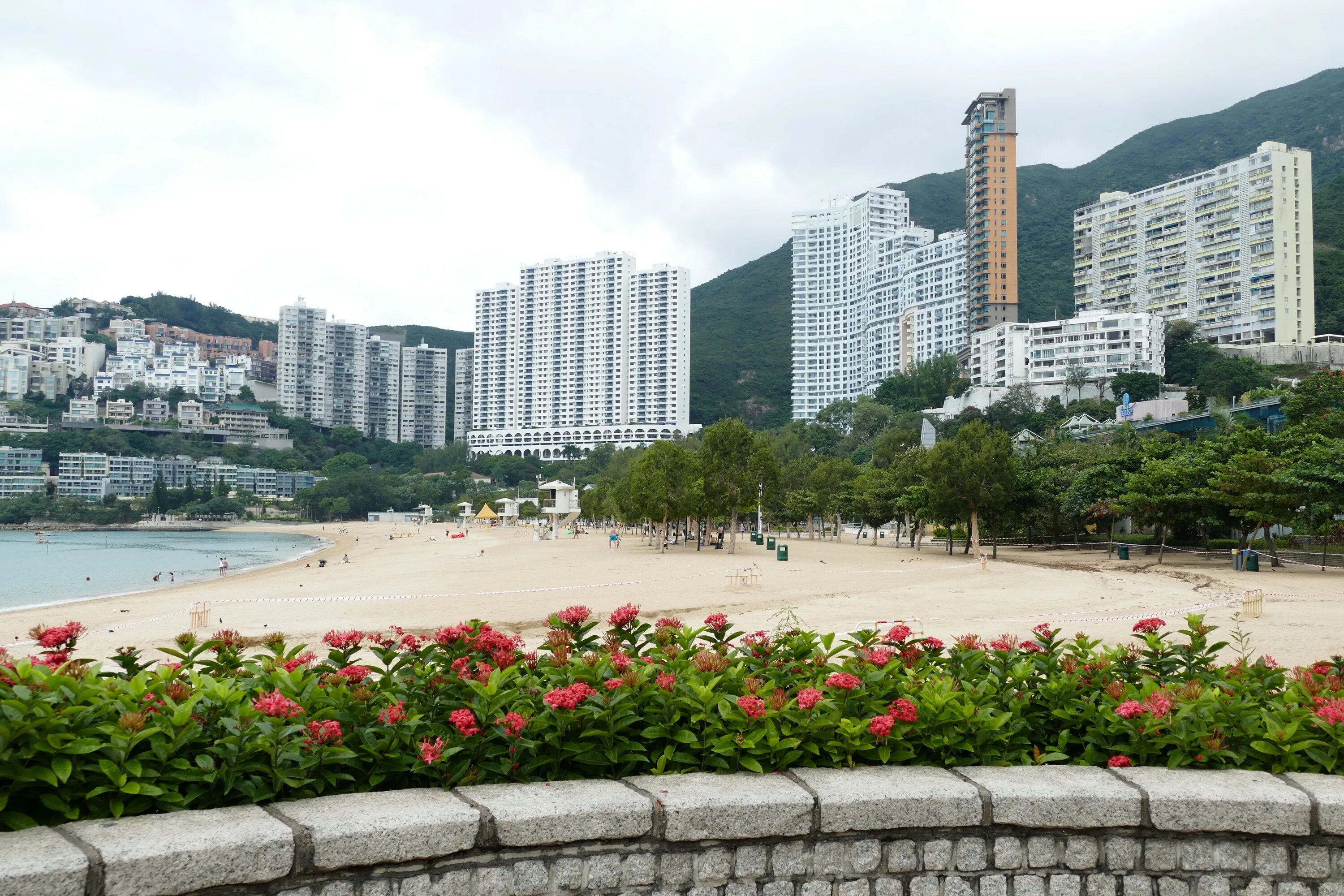 Hong kong bay. Repulse bay (гонконг). repulse bay beach гонконг. пляж рипалс бэй гонконг. temple complex repulse bay гонконг.