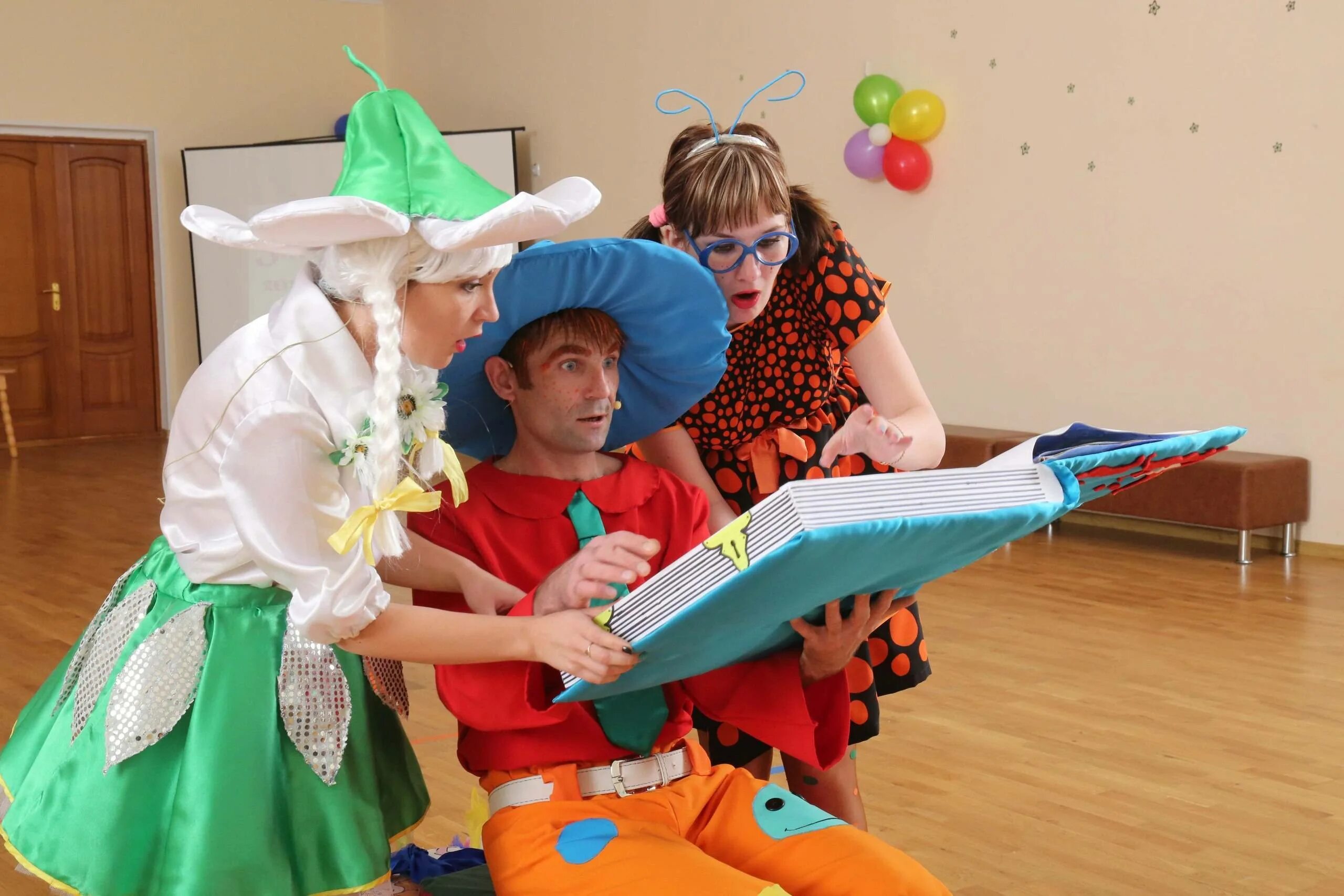 Шествие сказочных персонажей. Инсценировка в садике. Название детской игровой программы. Костюм бабушки в садик. Сказки для дошкольников.