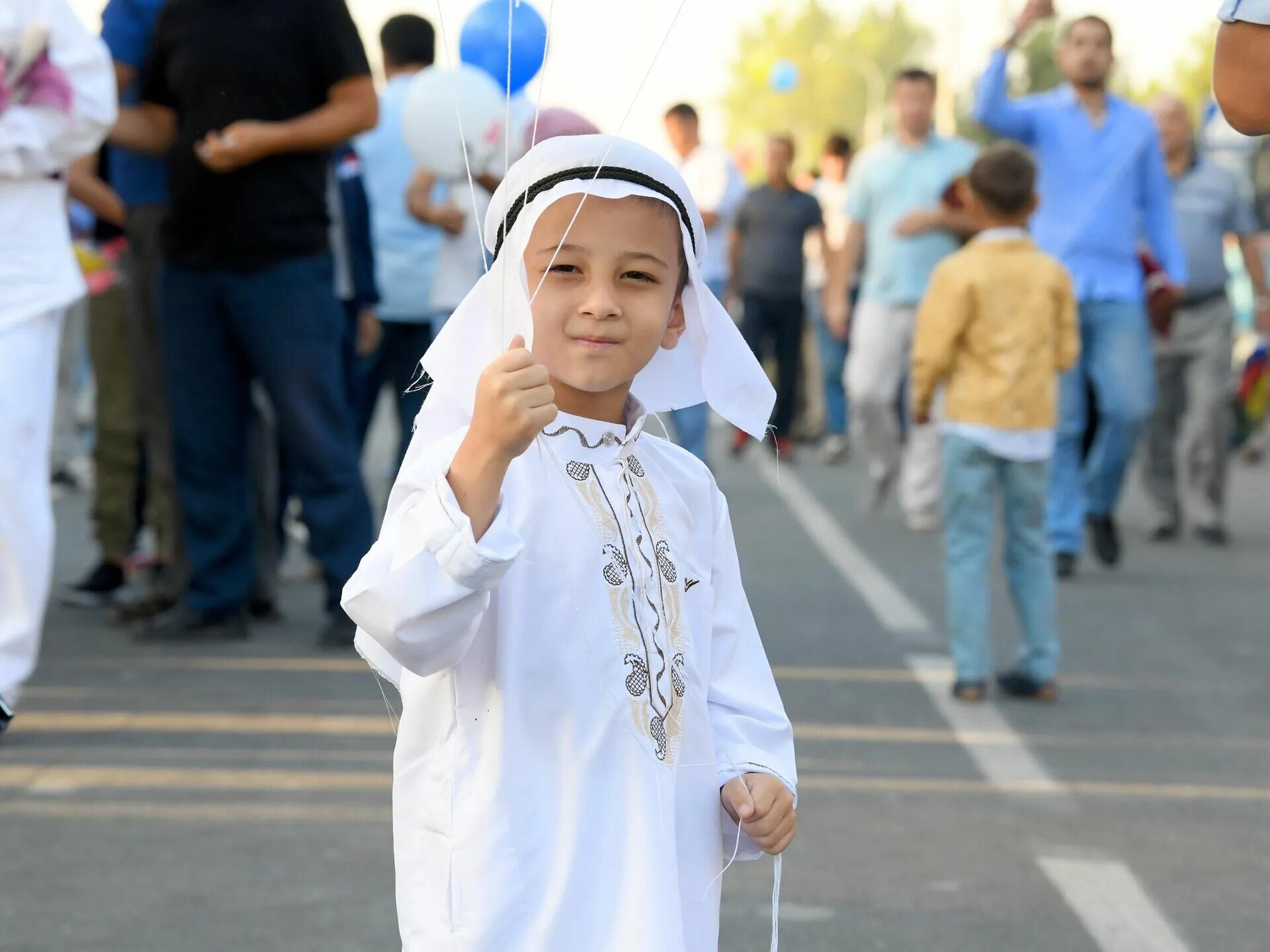 Мусульманские дети хайит. Одежда на хайит детям. Игры на праздник хайит. Счастливые люди Узбекистан хайит дети.