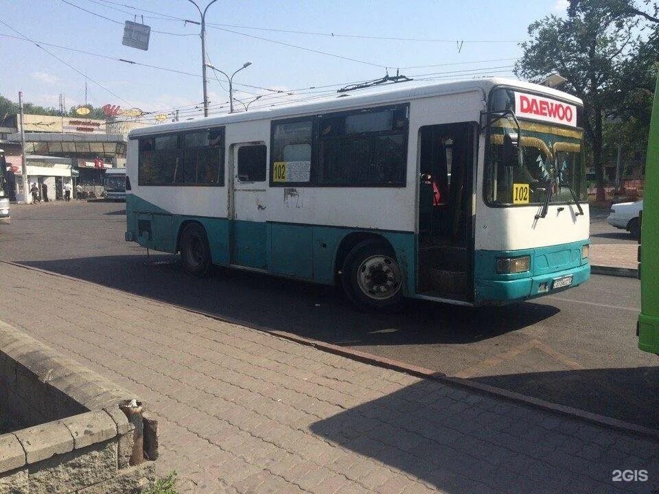 Алматы автобус 2. Автобусы Алматы. Старые автобусы Алматы. Автобус 102. Автобус Дэу.