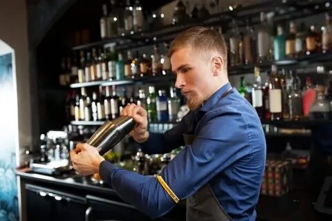 Со скольки лет работают барменом