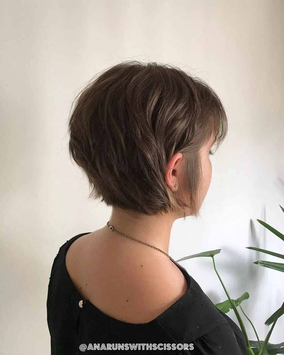 Textured Bob стрижка. Шегги Боб стрижка. Женщина с короткой стрижкой со спины.