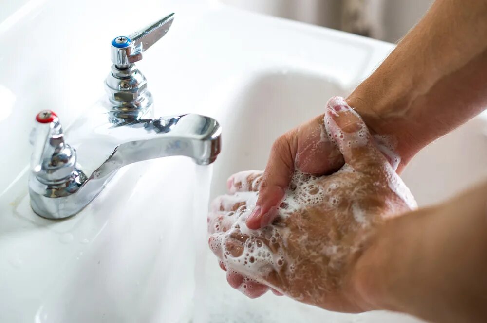 Мытье. Мытье рук. Гигиена рук. Человек моет руки. Мыть руки.