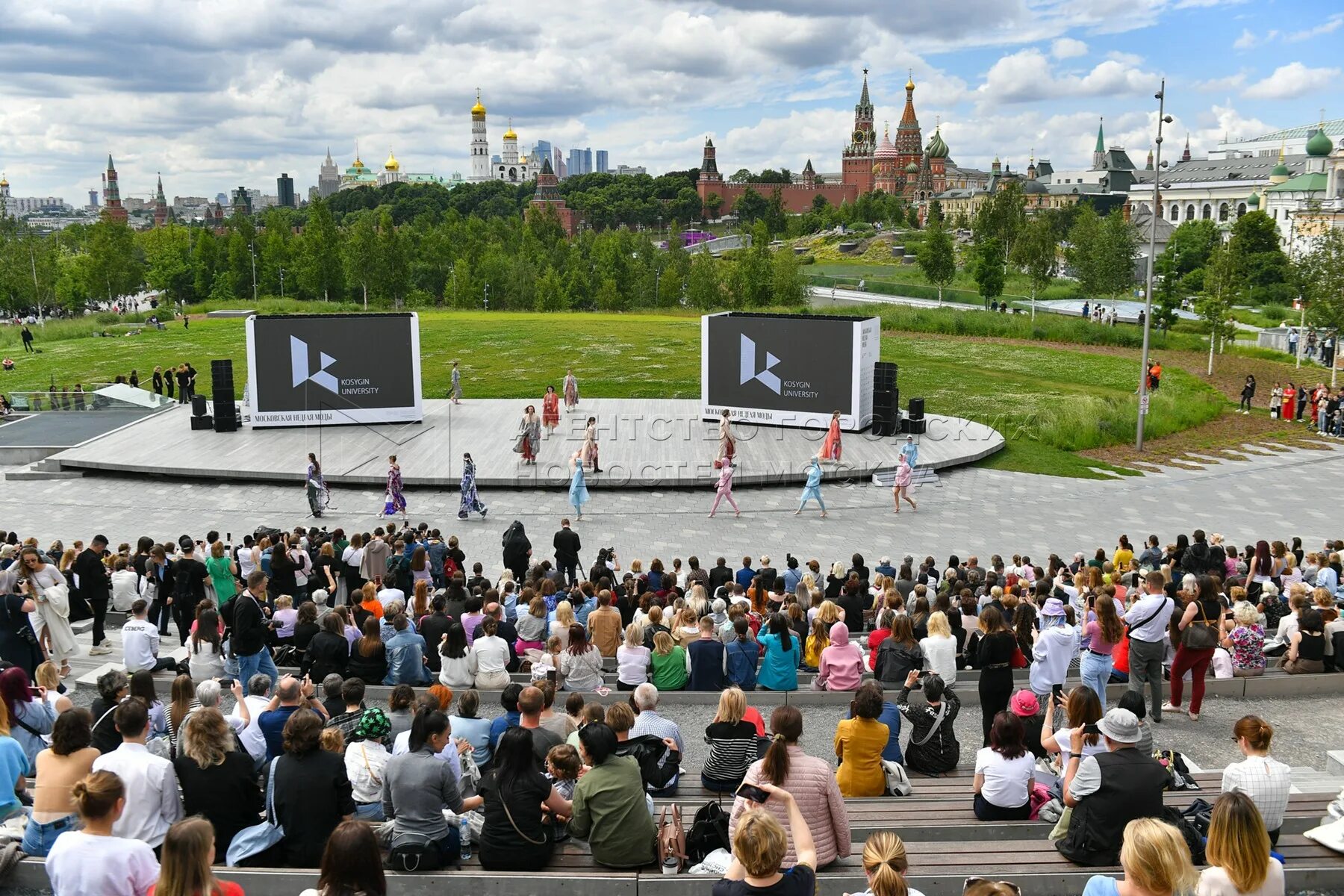 31 августа 2019. Парк Зарядье в Москве. Лекторий здоровая Москва Зарядье. С днем города. Показ Симачева в Зарядье.