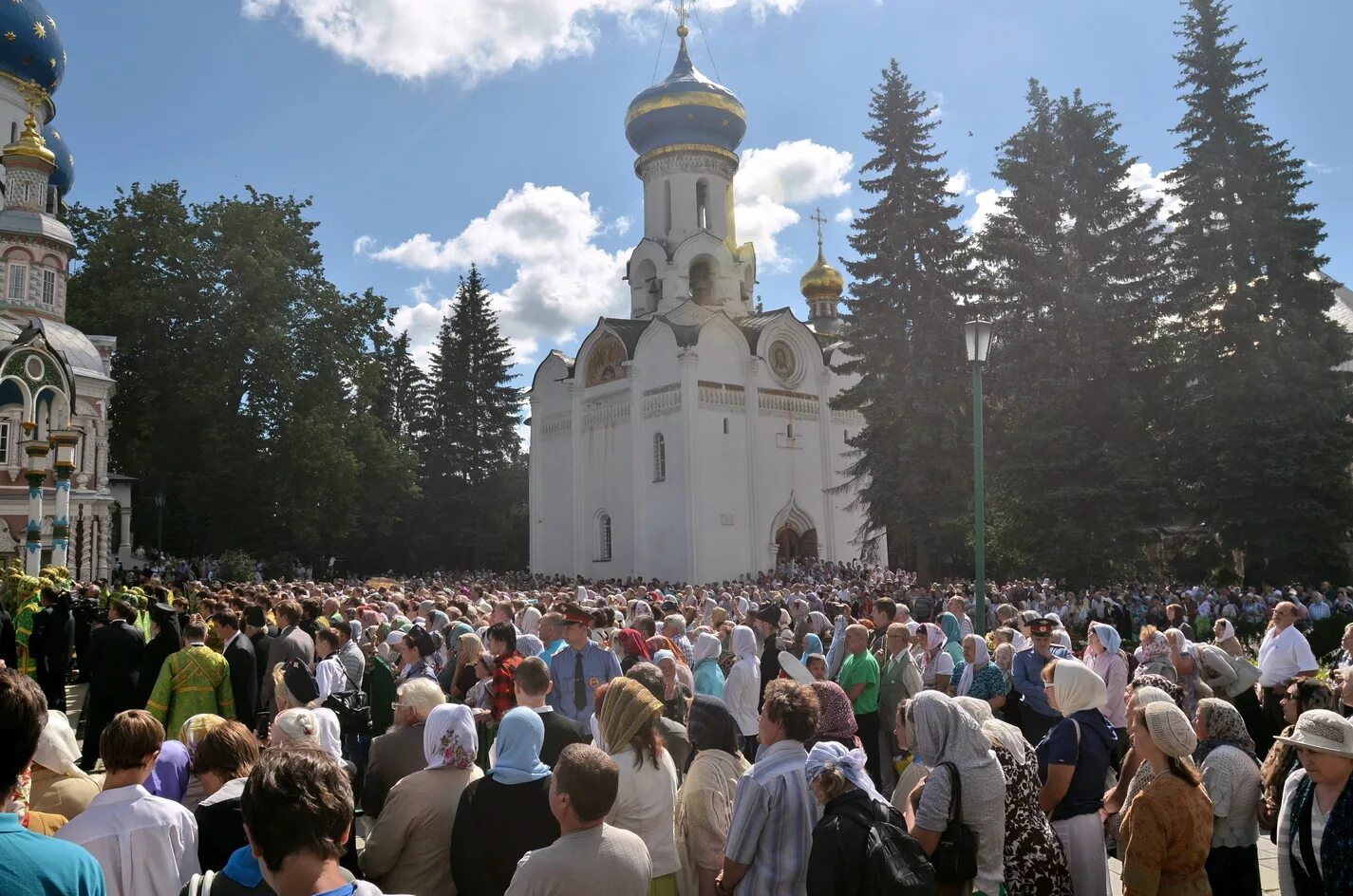 Сергиев Посад Лавра крестный ход. Крестный ход в Троице Сергиевой Лавре. Храм Сергия преподобного на Дальнем востоке. Храмы дальнего Востока посвященные преподобному сергию.