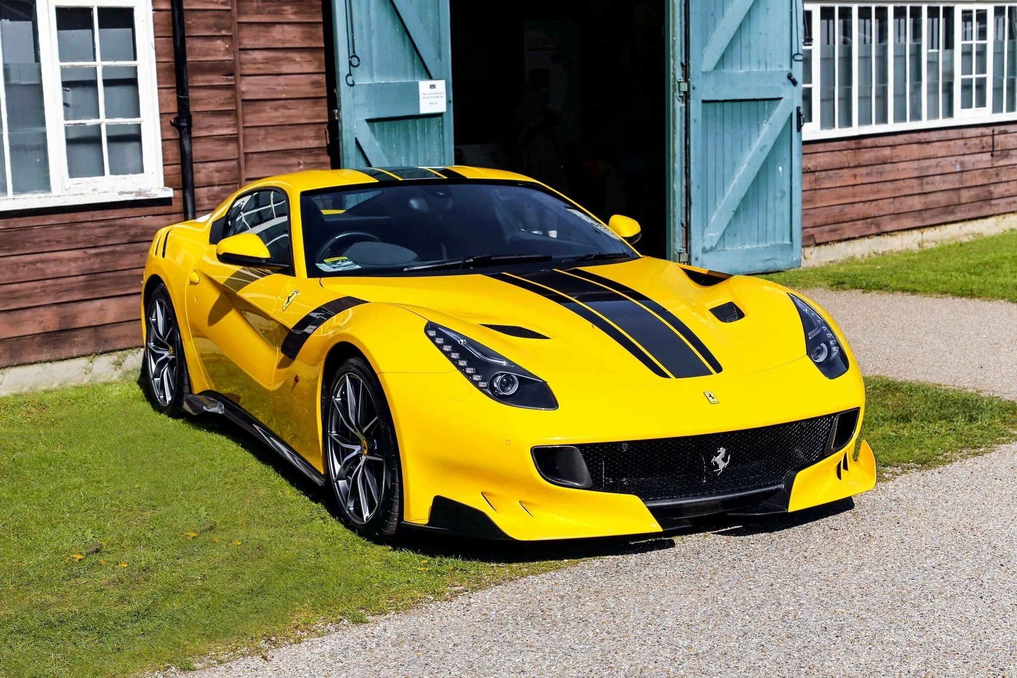 Как играть в желтую машину. Феррари ф12 желтая. Ferrari f12 желтая. Ferrari f12 TDF Black. Феррари f12 желтая спорткар.