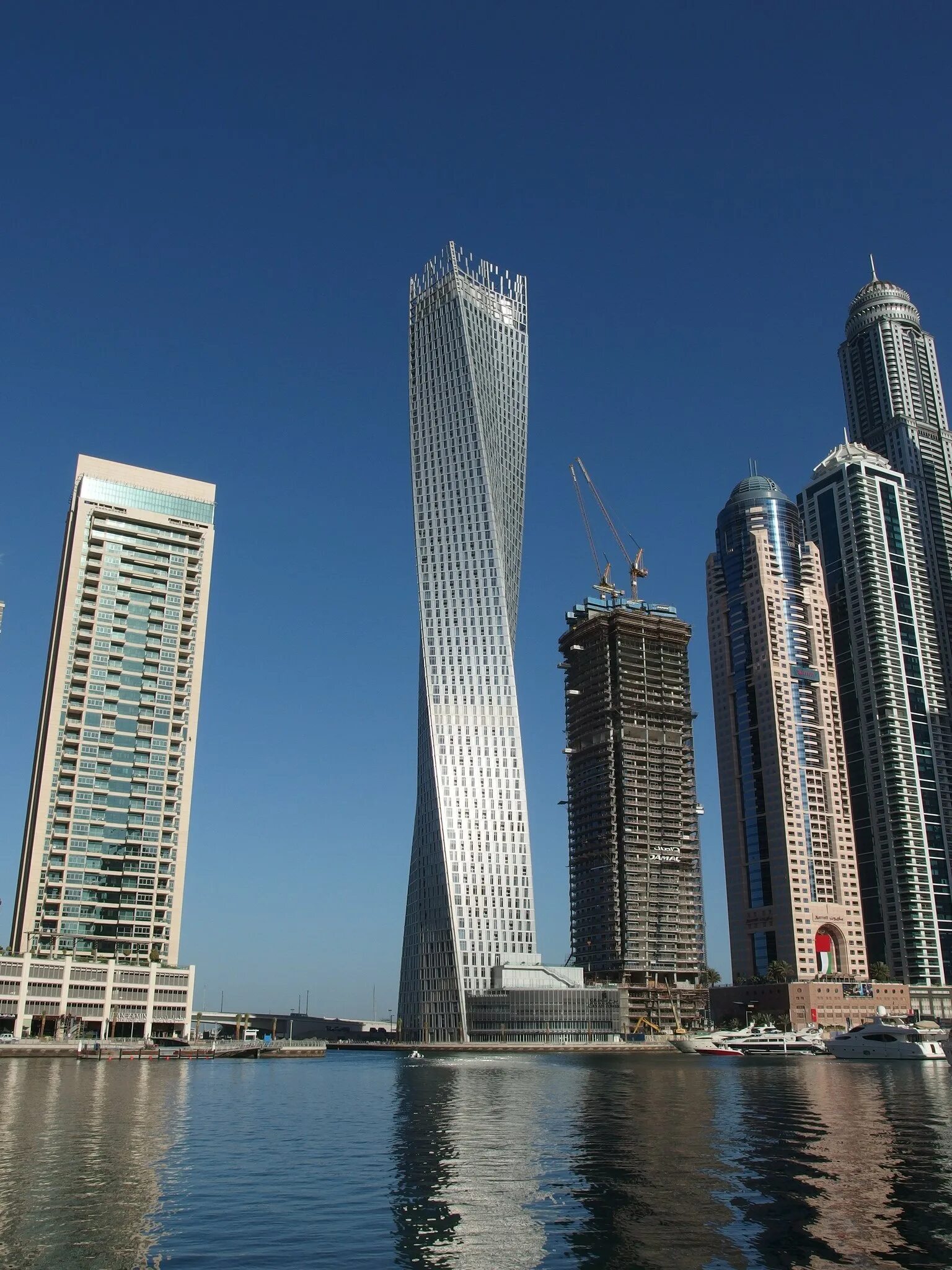 Какие бывают башни. Cayan Tower Дубай. Башня Кайан и башня Эволюция. Каир небоскребы.