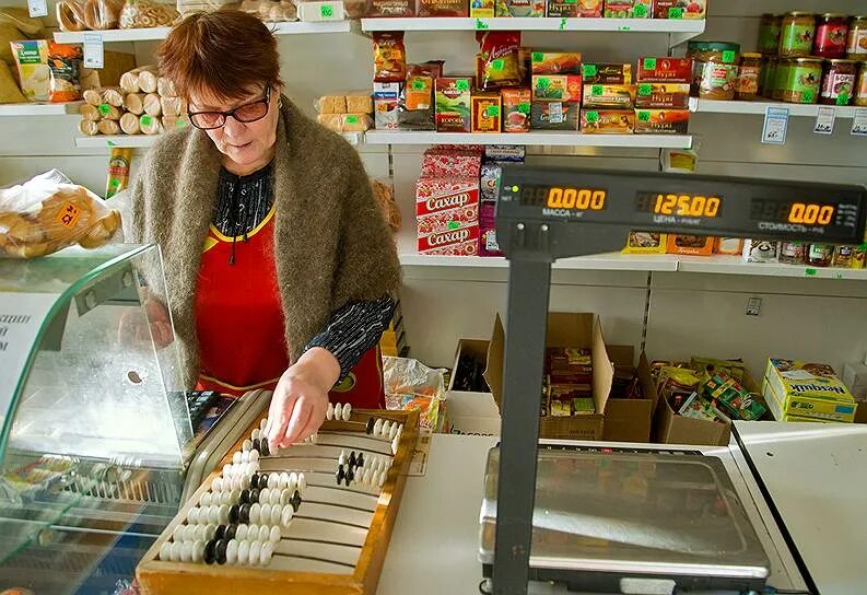Продавец продовольственных. Продавщица в магазине. продавец в магазине. касса с продуктами. продавщица в магазине за кассой.