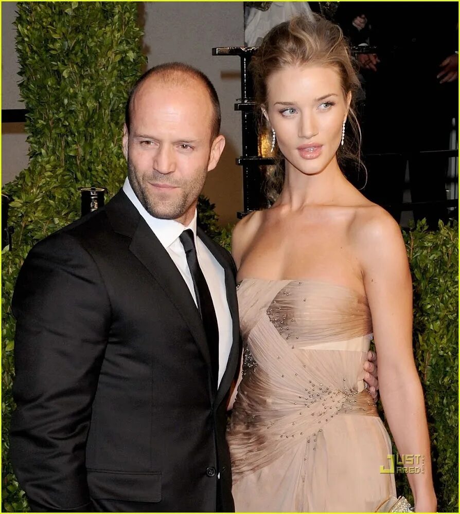 Пары где девушка выше. Джейсон стэтхэм рост жены. jason statham с женой рост. джейсон стэтхэм с высокой женой. джейсон стэтхэм и высокая его девушка.
