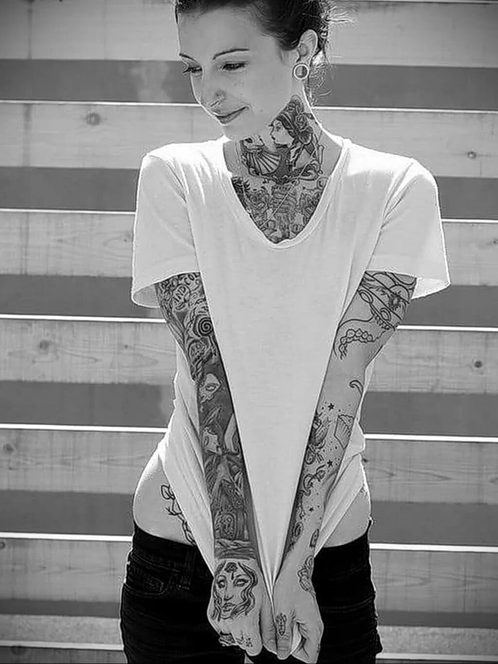 Тату на бедре женские. Тату для девушек. Тату для девушек на шее спёр ли. Тату на бедре женские. Татуировка на шее спереди.