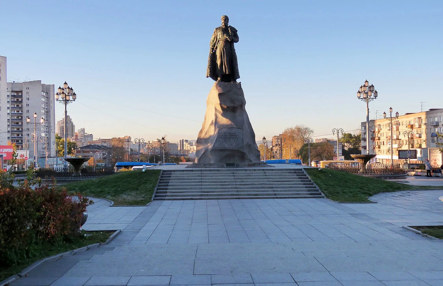 Организации г хабаровска. Памятник Хабарову в Хабаровске. Памятник Ерофея Хабарова в Хабаровске. Памятник Ерофею Хабарову вокзал Хабаровске.