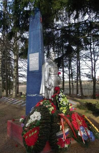 Памятник детям в тихвине. Тихвин памятник детям блокадного ленинграда. Братское кладбище тихвин. Братское кладбище тихвин. Тихвин памятник братское кладбище.