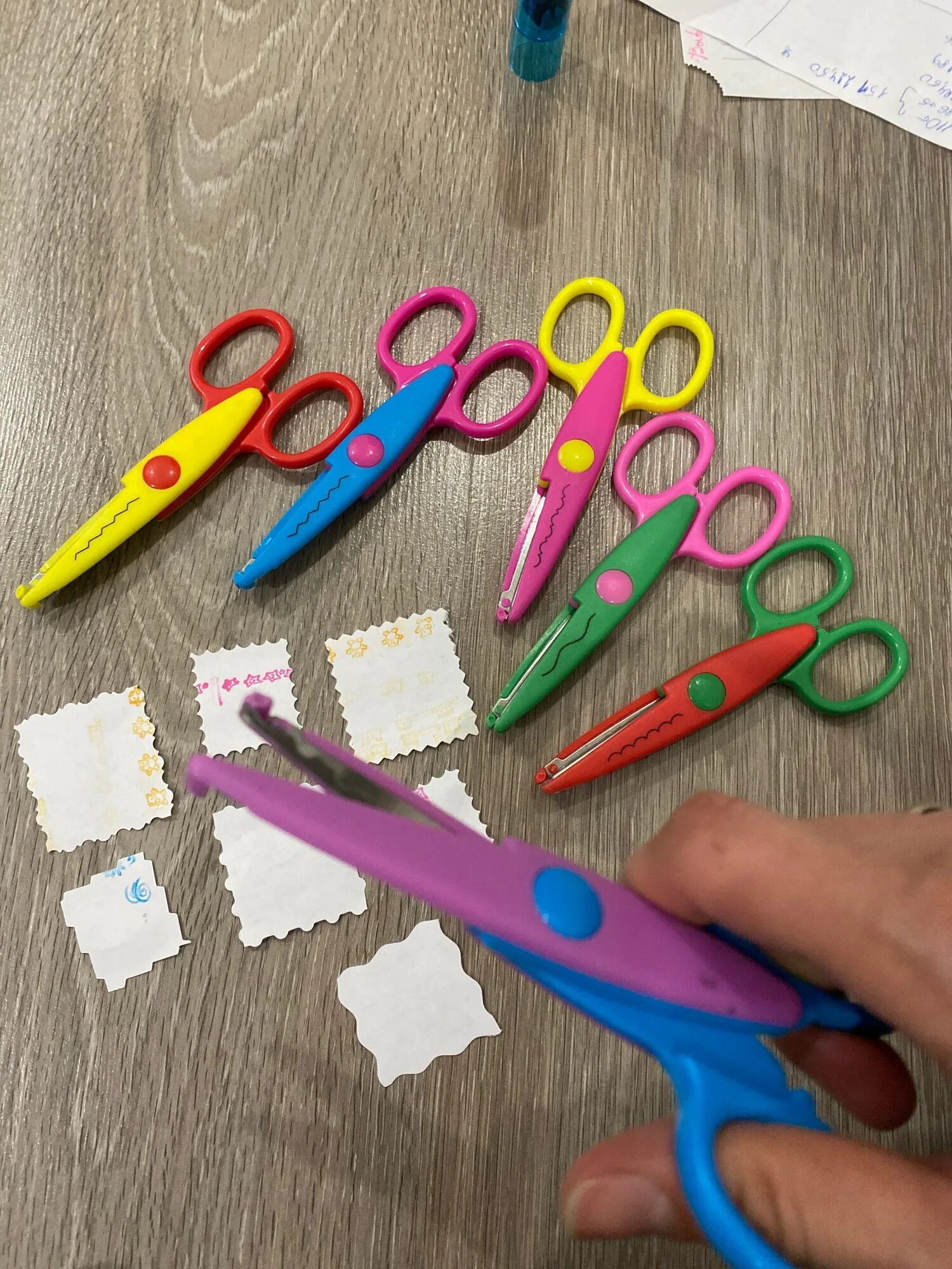 Вырезание ножницами. Ножницы для поделок с узором. Ножницы и цветная бумага, картон. Детские ножницы для бумаги. Ножницы декоративные.