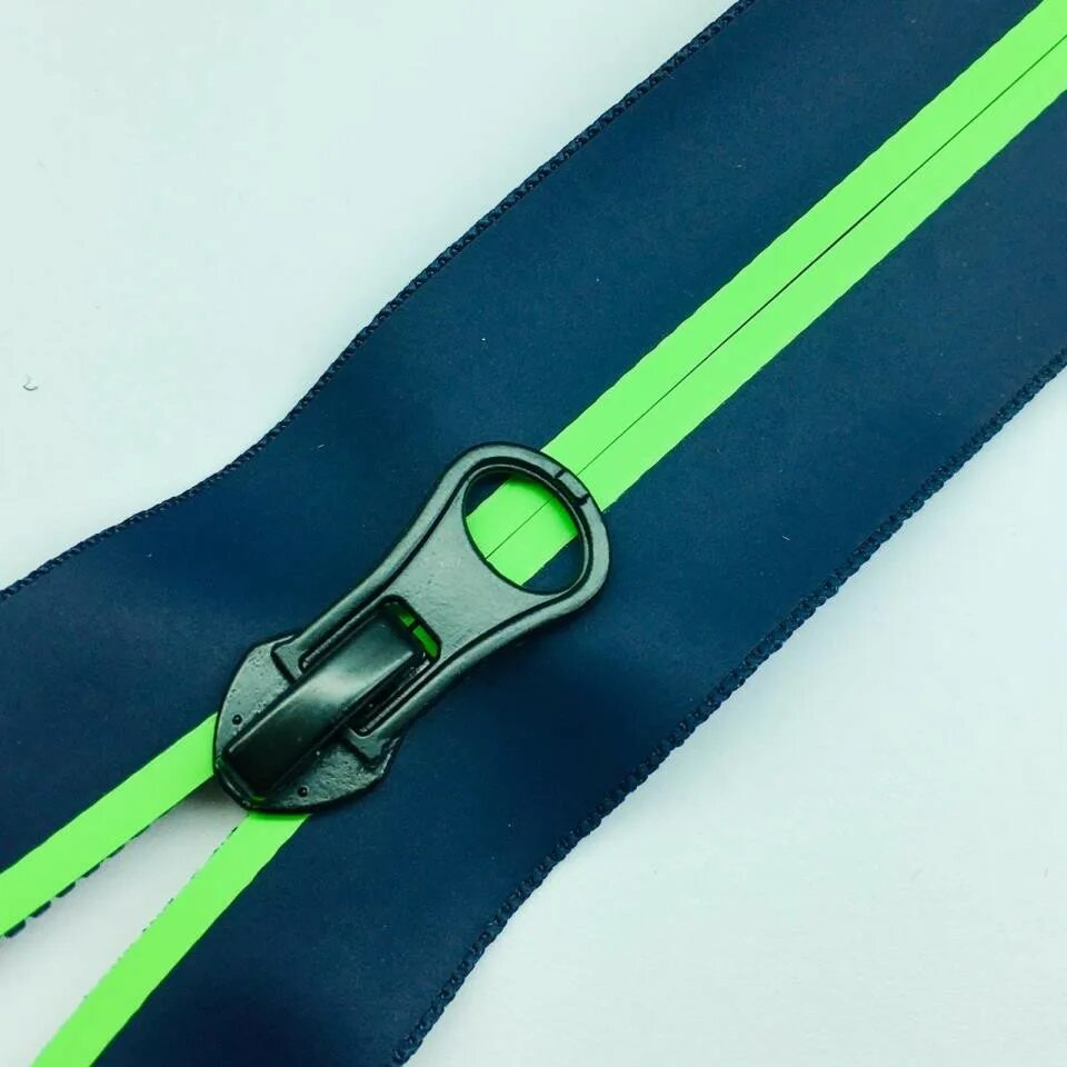 Водонепроницаемая молния. Молнии водоотталкивающие ykk. Водонепроницаемая неразъемная молния 20 см. Бегунок влагозащищенной молнии sbs. Молния петля т5.