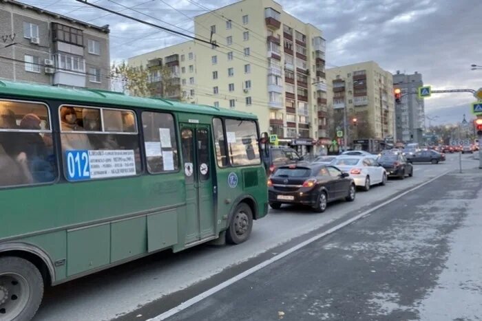 Емуп гортранс екатеринбург. Общественный транспорт екатеринбург. 90 автобус екатеринбург изоплит. Новые автобусы. Емуп гортранс.