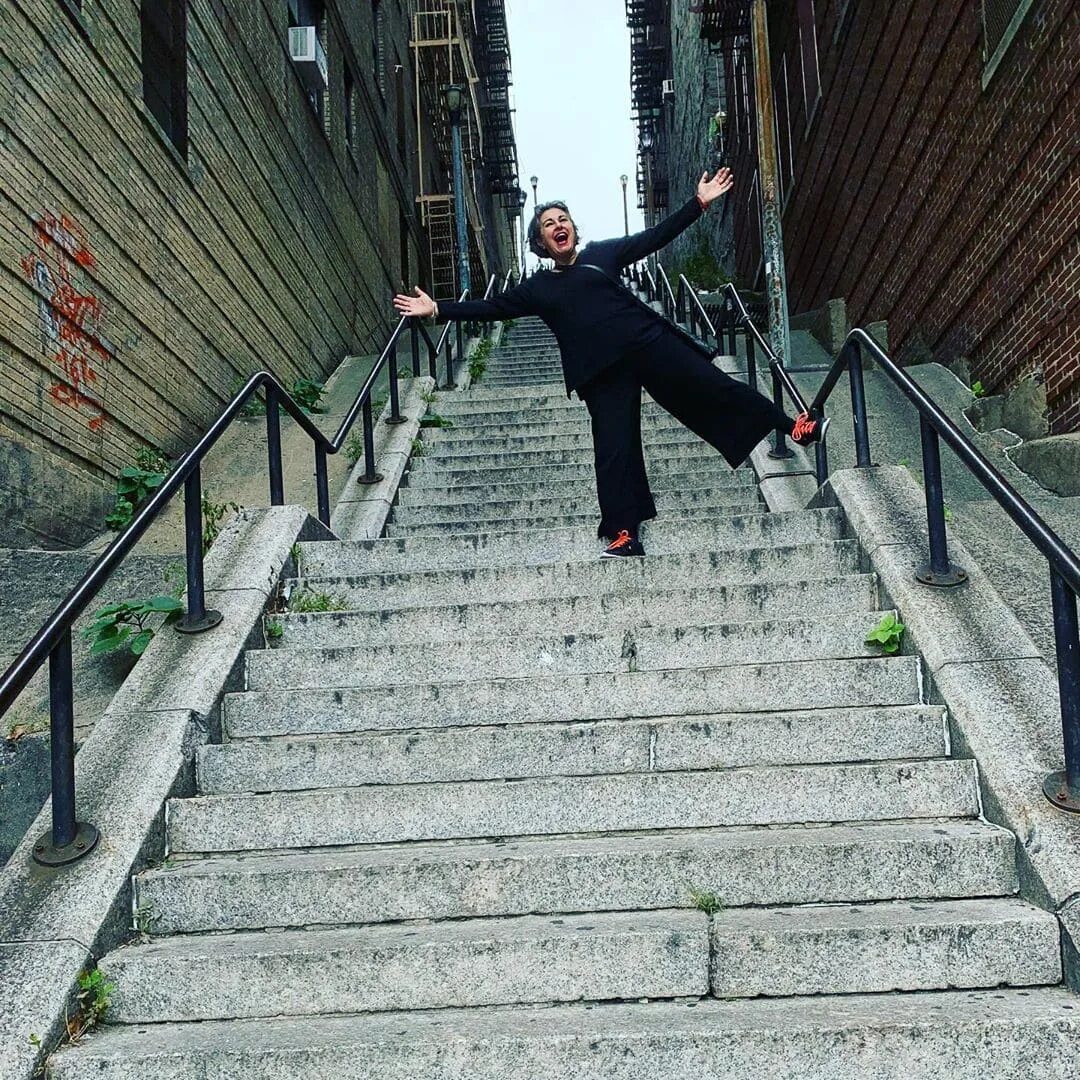 мальчик сидит на заборе. два подростка сидят на скамейке. человечек бежит по лестнице. человек карабкается по лестнице. ступени с человечком.