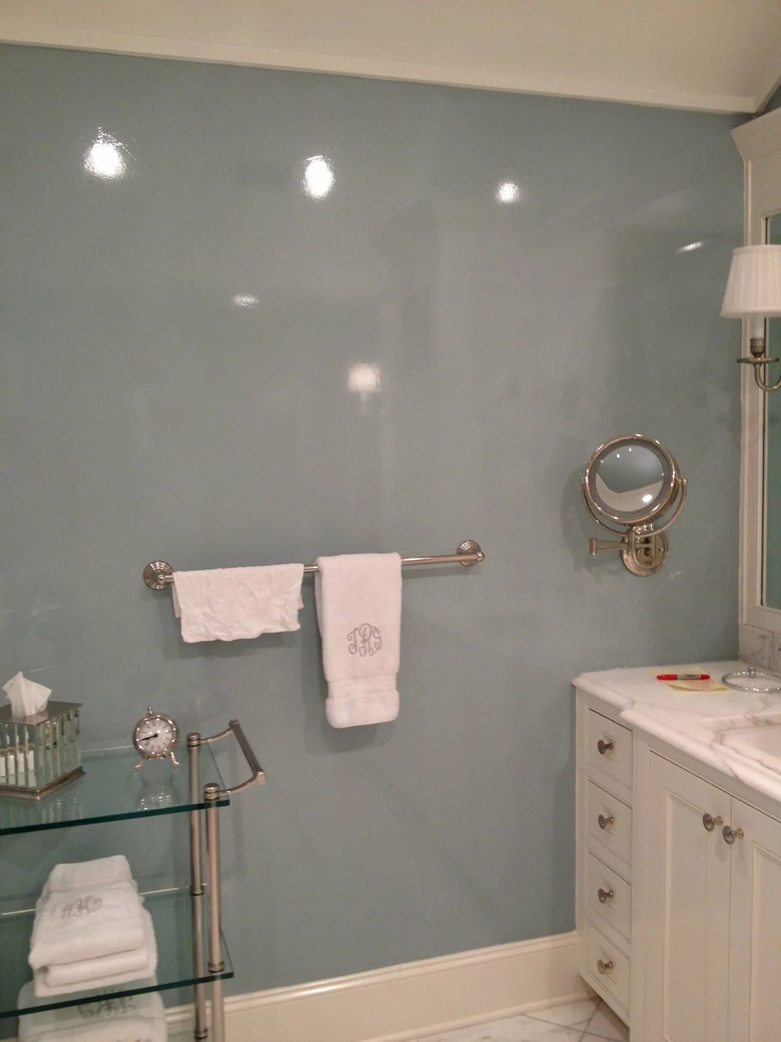 Краска для стен в ванной. Краска для ванной комнаты для стен. Ванна краска на стенах. Покраска стен в ванной комнате. Чем можно покрыть ванную комнату