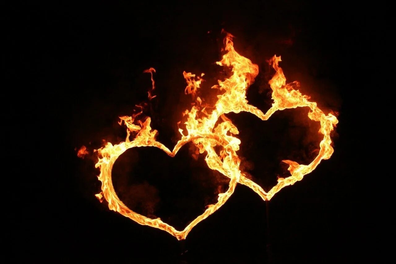 Горящее сердце. Горящее сердечко. Огненное сердце арт. Огненное сердце. Сердце в огне город.