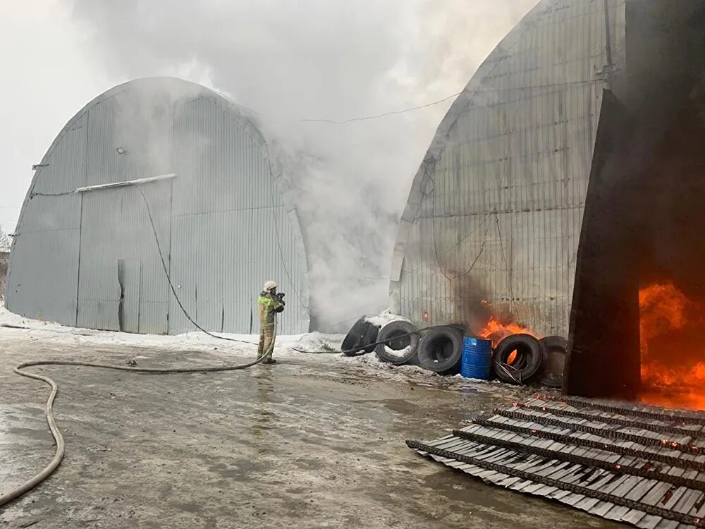 Среднеуральск пожар 2022. Пожар в Среднеуральске. Пожар на ангаре. Сгорел в ангаре. Сгорел ангар