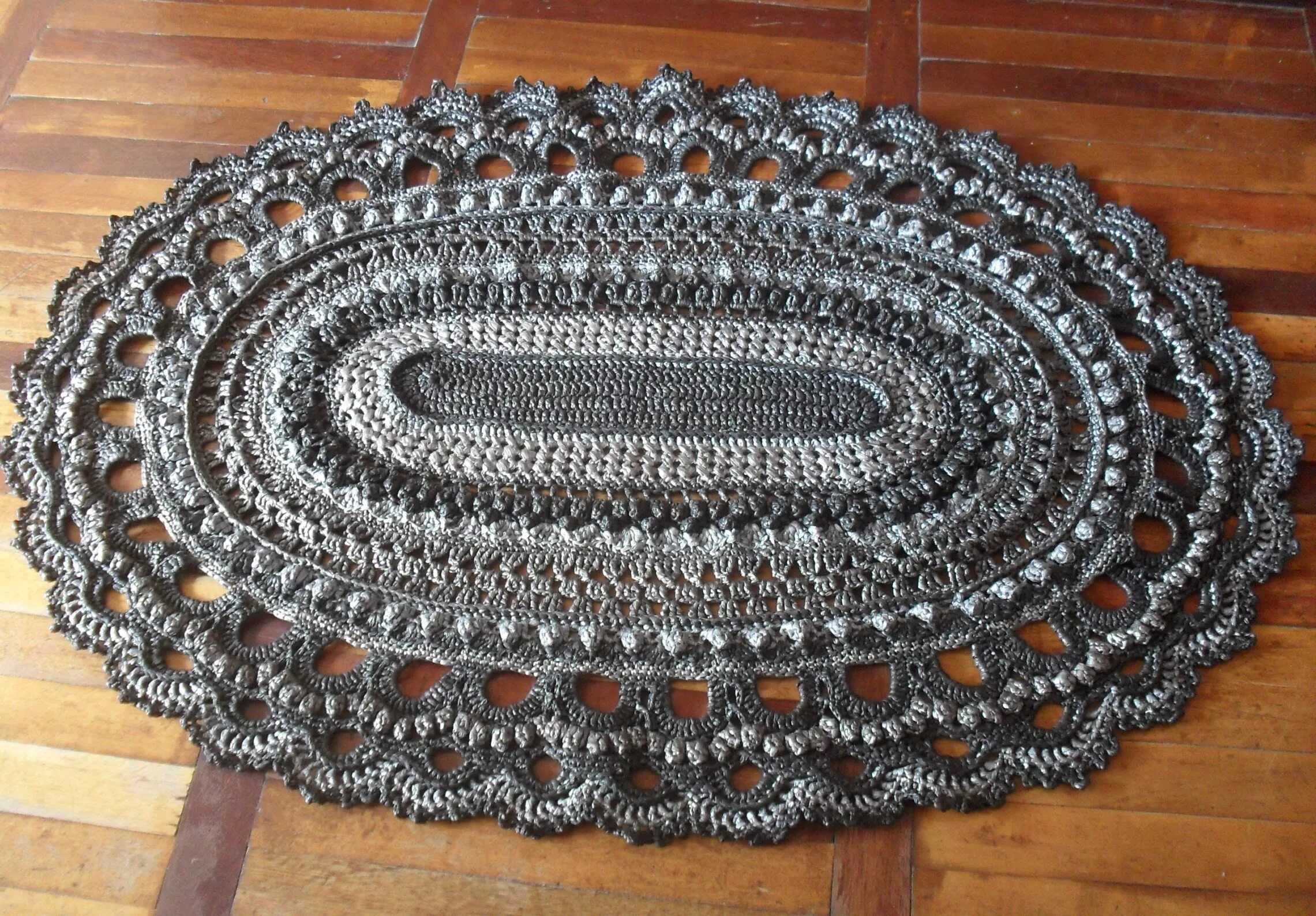 половик из пакетов для мусора. красивые коврики крючком. круглый коврик из пакетов. вязаные коврики из пакетов. коврики из полиэтиленовых пакетов.