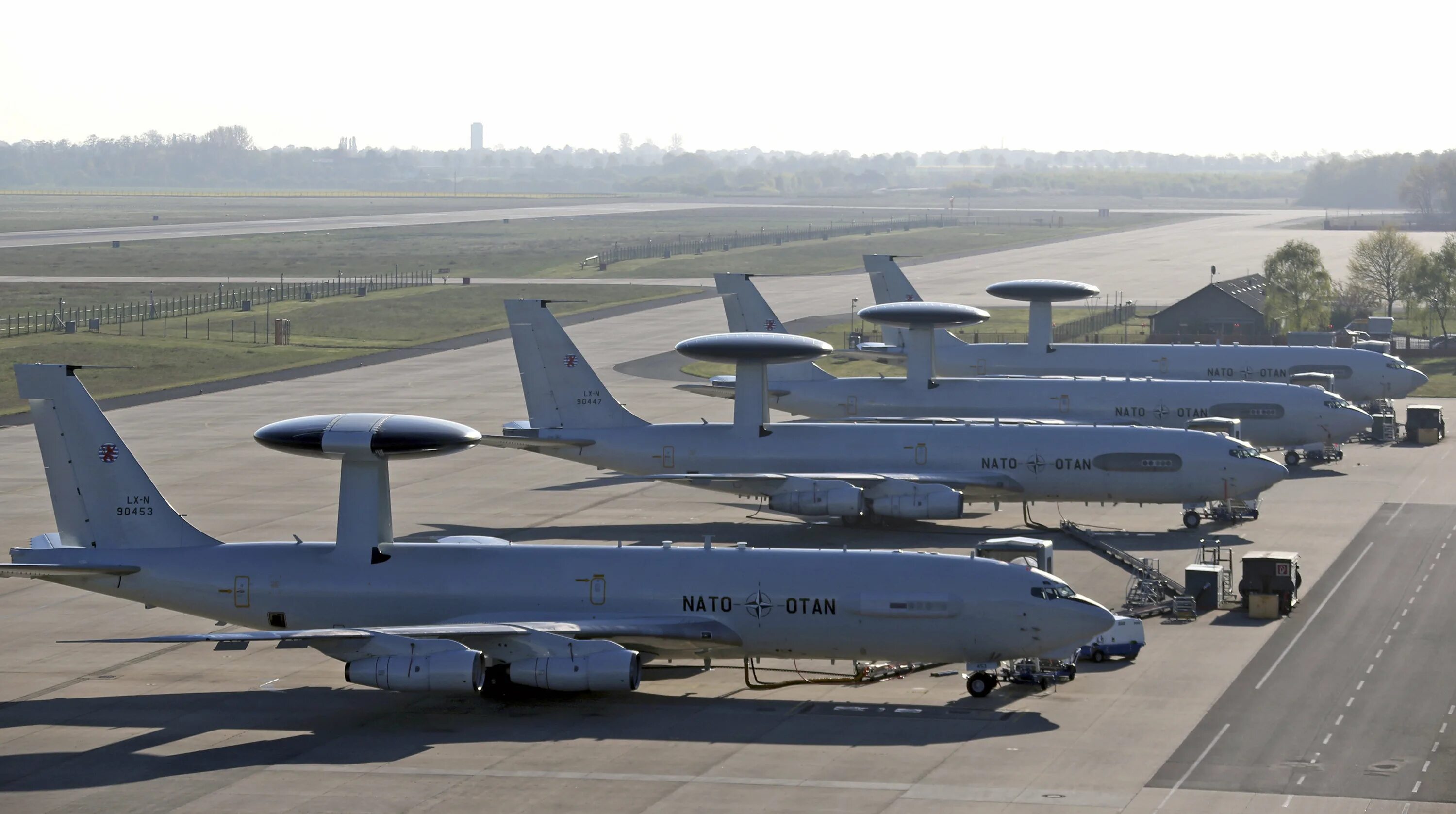 Разведчик нато. Самолет AWACS E-3a Sentry. AWACS самолёт НАТО. E-3 Sentry AWACS NATO. Самолет разведчик США АВАКС.