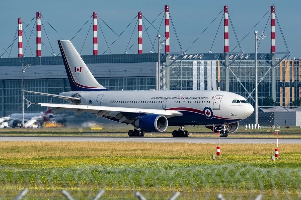 Самолет Airbus a380-800. Аэробус а380 800. Аэрбас 380-880. Самый большой самолёт пассажирский - Airbus а380.