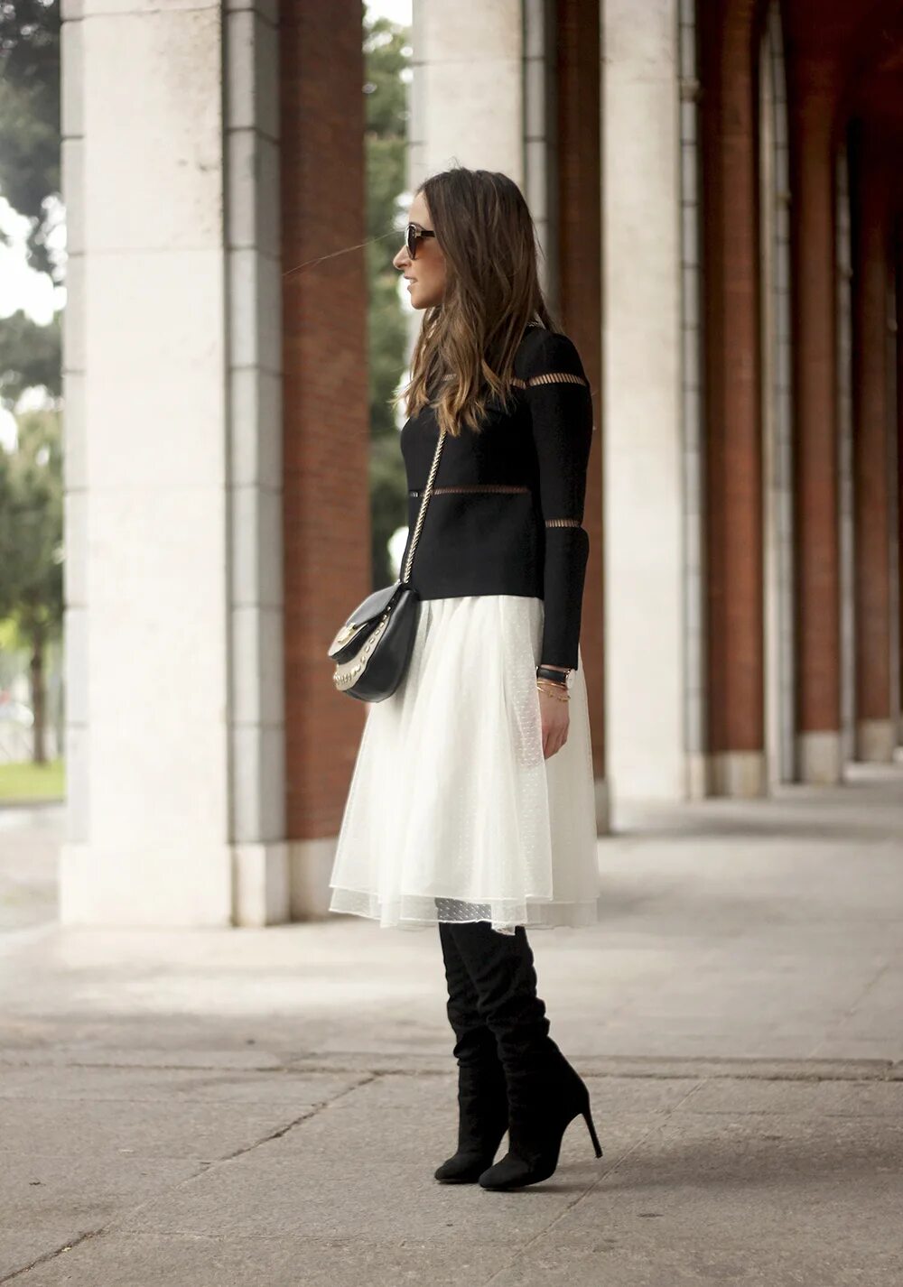 Ковбойские сапоги стритстайл. Фюсун линдер. Юбка с белыми ботинками. Образ с белыми сапогами. Ботинки с юбкой.