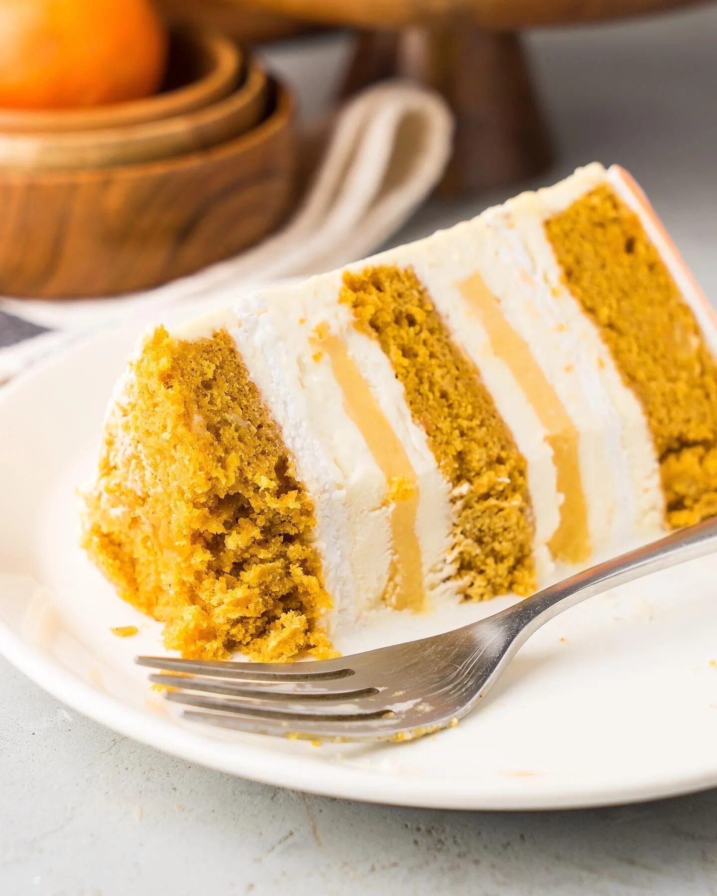 морковный торт в ресторане. морковный торт с манго. морковный торт энди шеф. морковный торт фото. морковный торт классический.