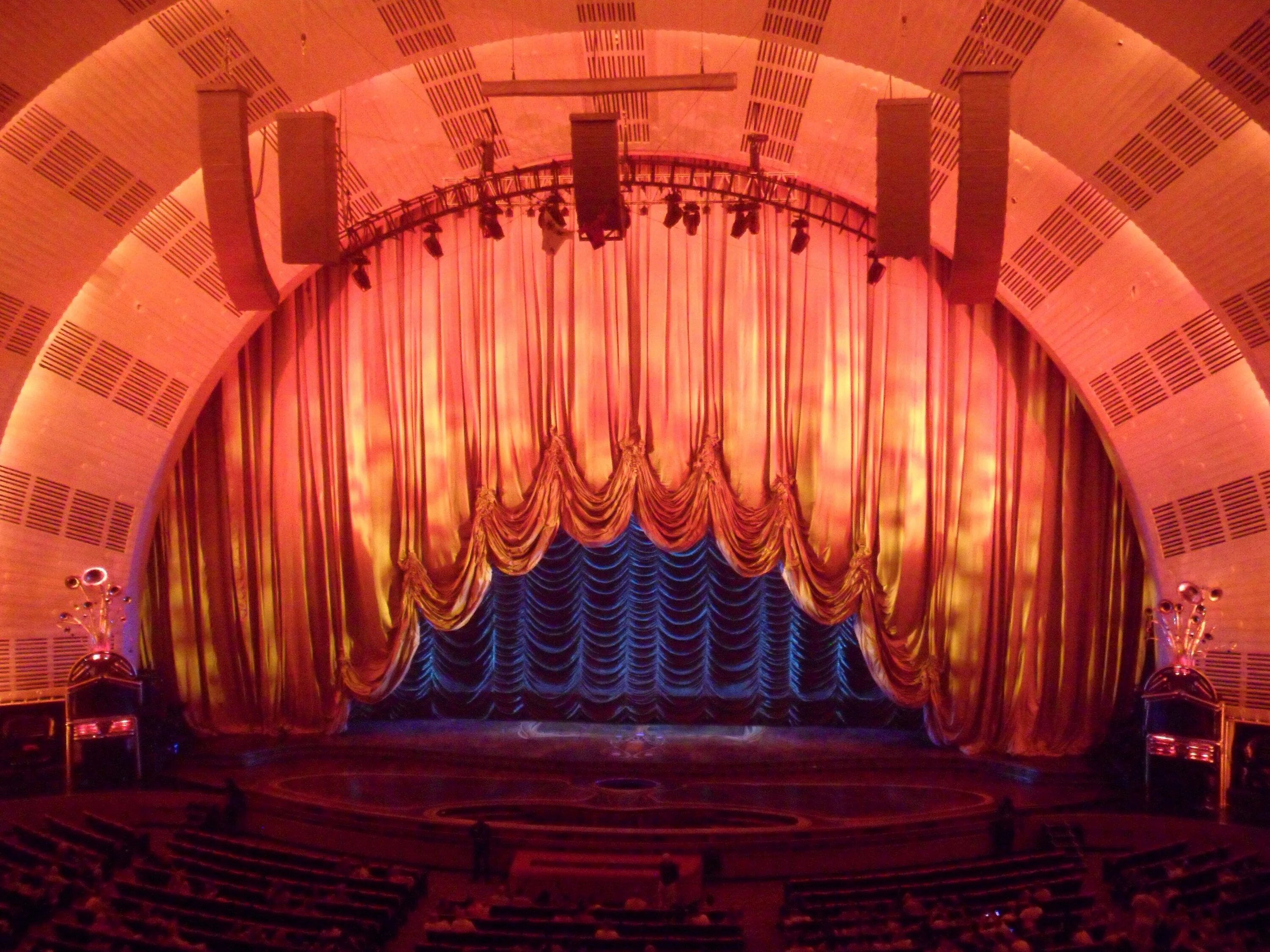 Radio City Music Hall сцена. Мьюзик Холл сцена саб. Сцена театра. Занавес в театре. Theater hall