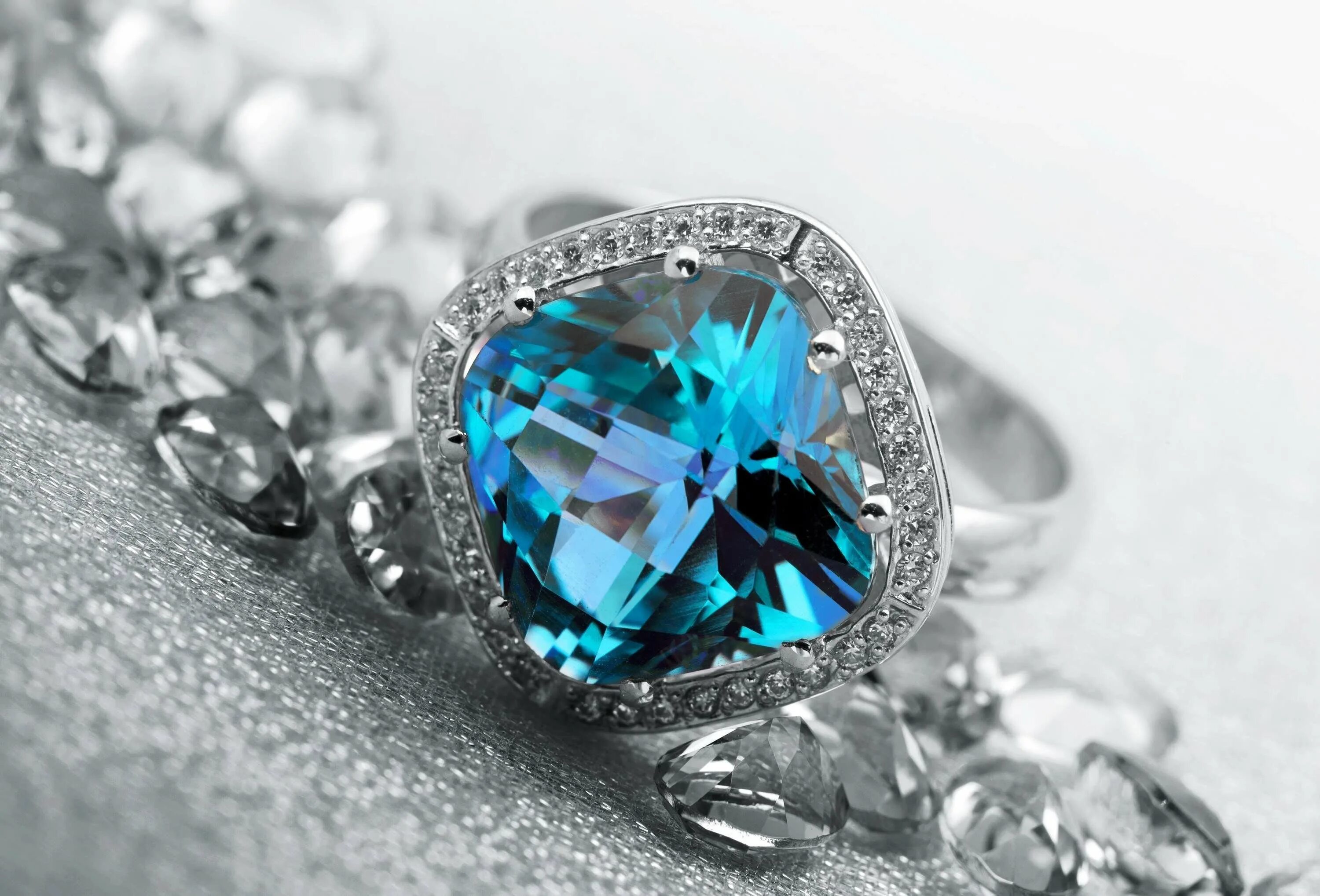 топазы фото украшений. тёмный топаз камень. камень тапаз кольцо золотое. золотые браслеты с лондон топазами. украшения с топазом.