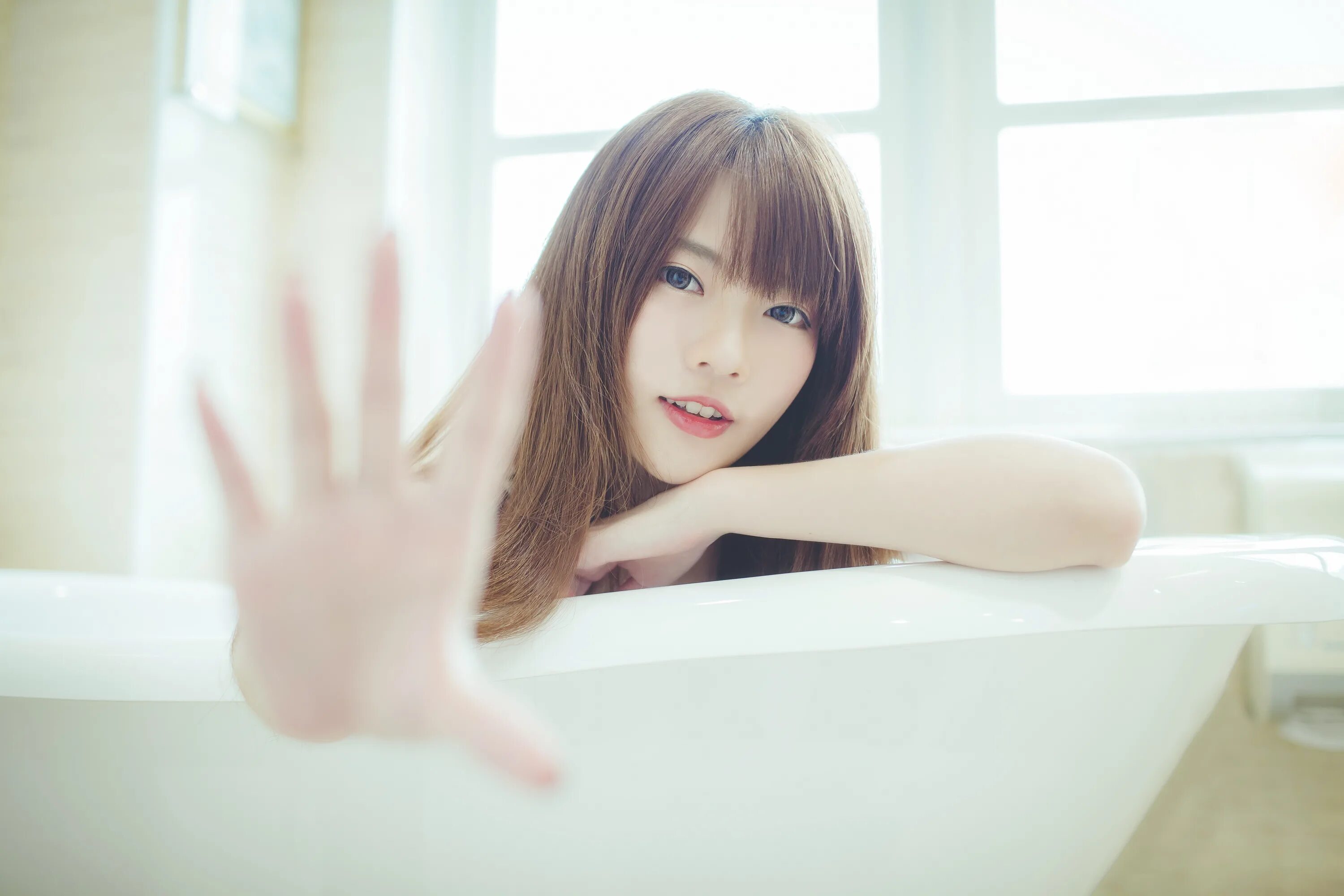 Японский айдол девушка. Японка в полотенце. Девушка лежит в ванной. Азиатские девушки в ванной. Азиатские девушки в ванной.