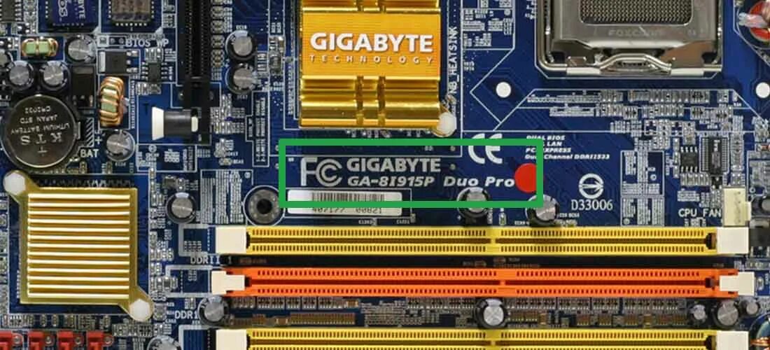 Название материнской платы ASUS. Где написана модель материнской платы Gigabyte. Как узнать модель материнской платы асус. Где написана модель мат платы ASUS.