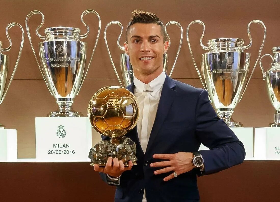 Кристиано Роналдо с золотым мячом. Криштиану Роналду золотой мяч 2017. Криштиану Роналду золотой мяч 2016. Cristiano Ronaldo золотой мяч.