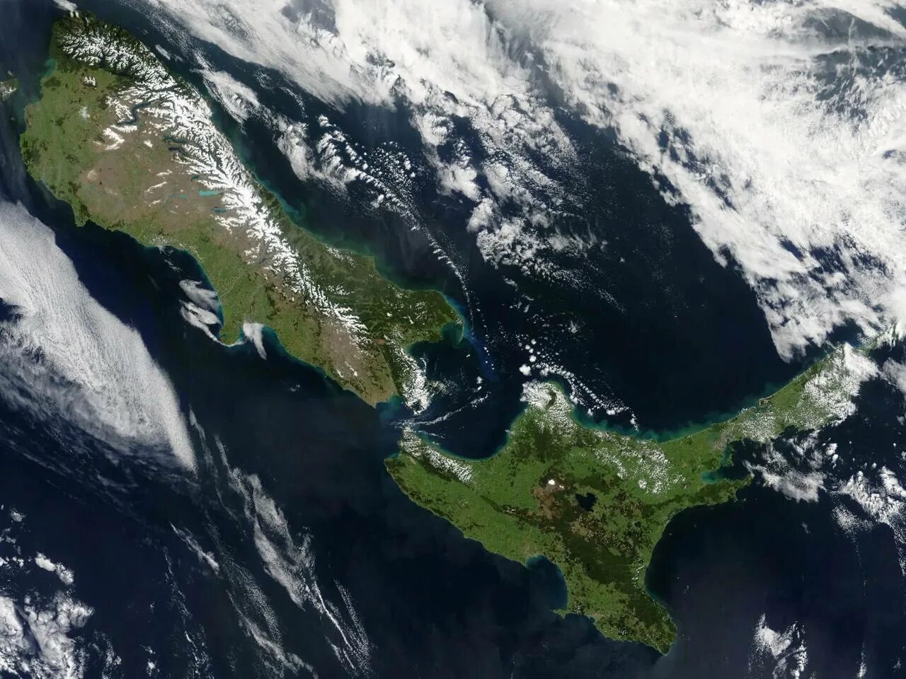 3 самый большой остров на земле. Остров Калимантан космический снимок. Остров Гренландия космический снимок. Гренландия из космоса. Новая Зеландия из космоса.