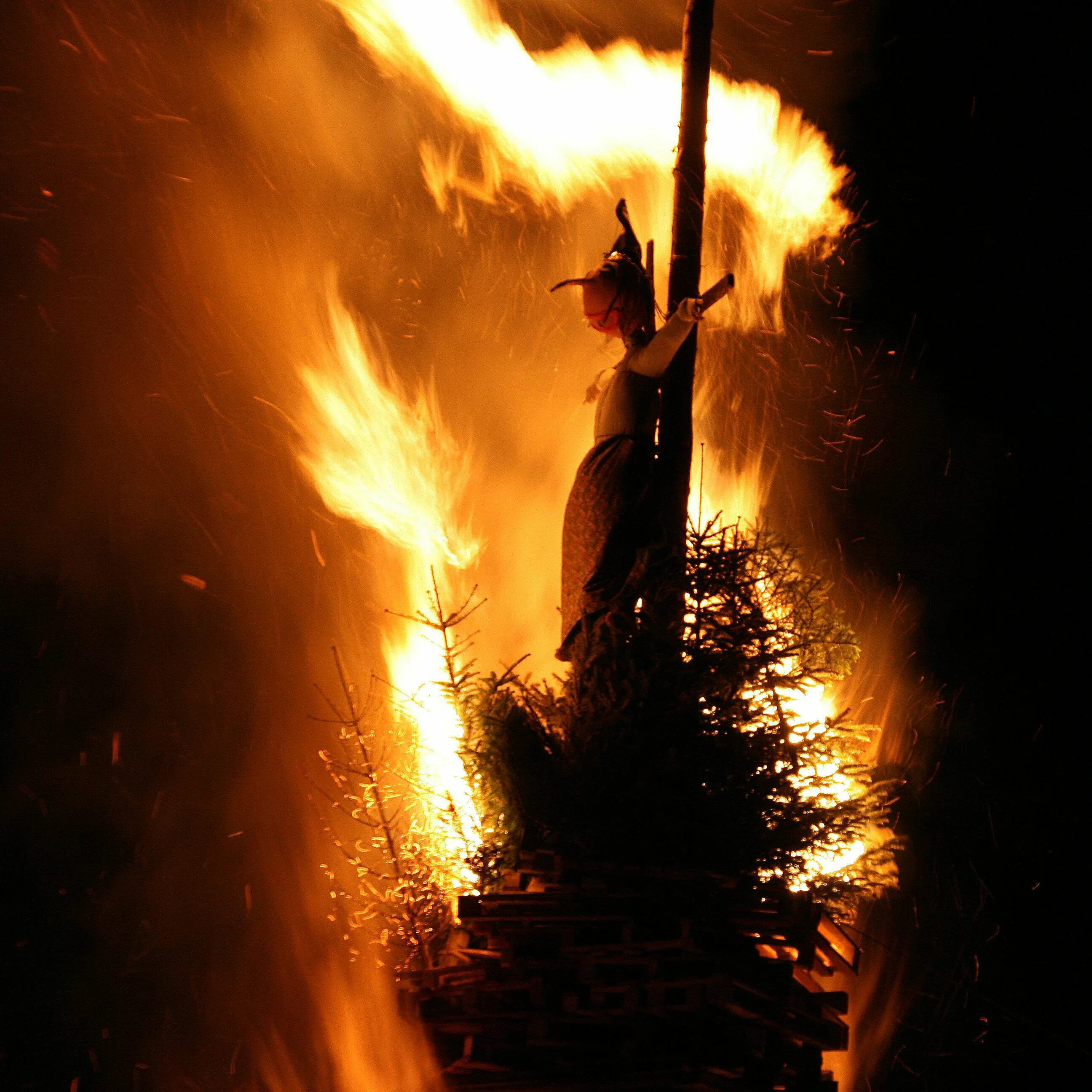 Сектор газа сожженная ведьма. «сожжение ведьм у замка рейнштейн» (гравюра 1555 года). Святая инквизиция ведьмы костер. Ведьма прикуривает от костра. Ведьма сгорает на костре.