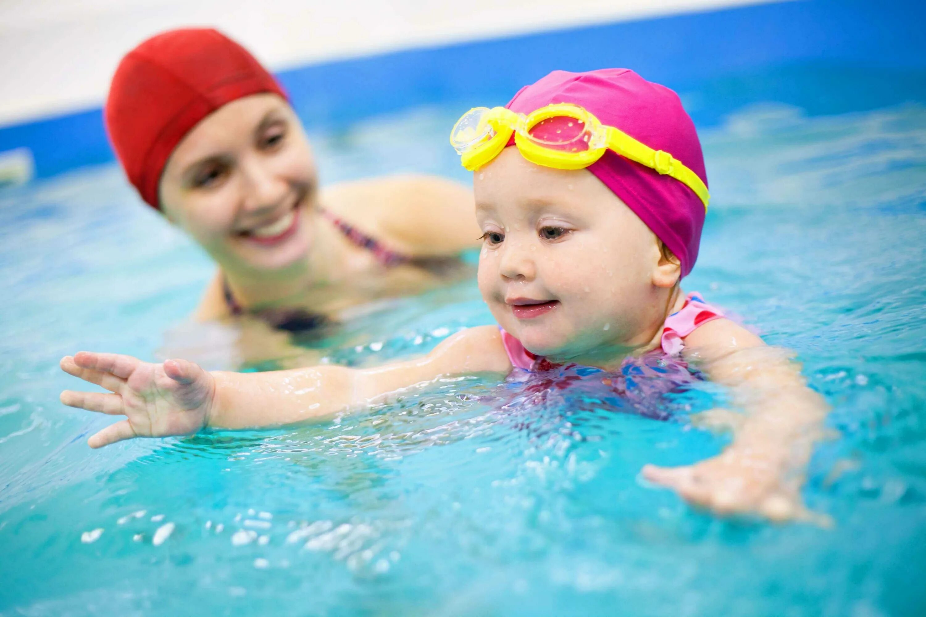 The children are swimming. Дети в бассейне. Плавание для малышей. Плавание дети. Дети плавают в бассейне.