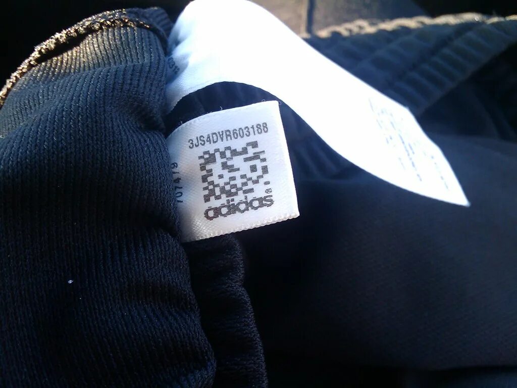 Адидас QR. QR код adidas. Куртки QR коды на одежду. QR код на кроссовках adidas. Оригинальность адидас по штрих коду