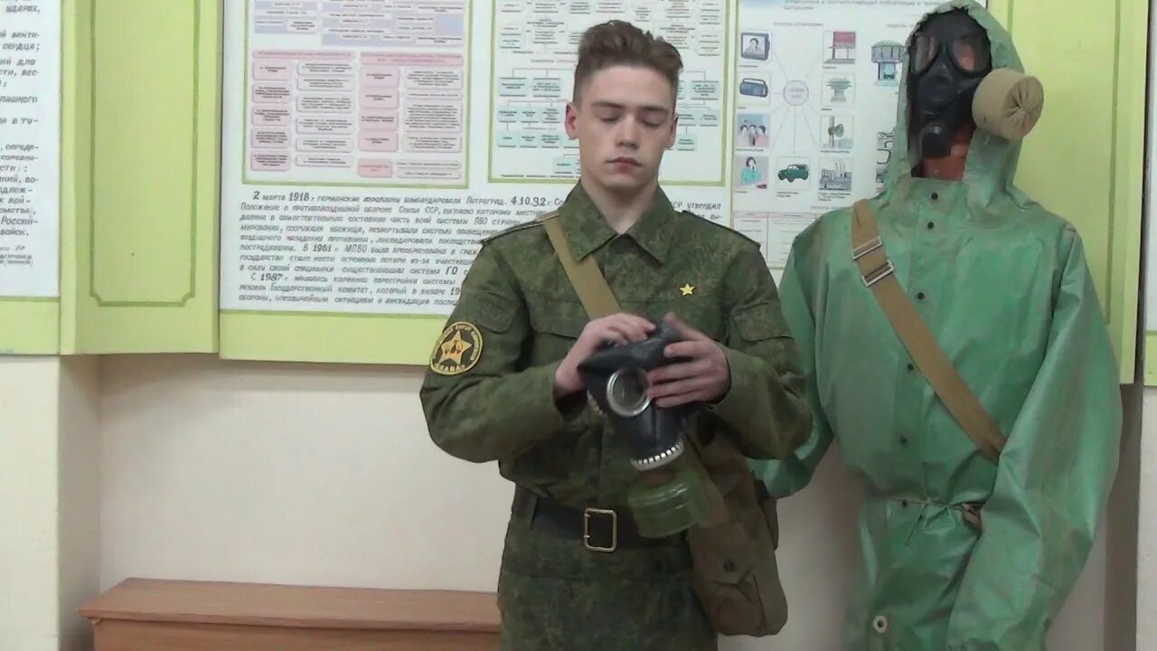 Одевание озк видео. Одевание противогаза. одевание противогаза гп 5. музей противогазы. надеть противогаз.