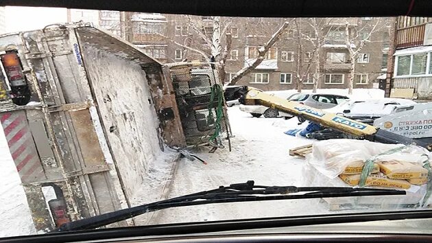 Машина завалилась на бок. Дом завалился набок. Завалился на бок. Новосибирск дом упал на бок. Завалиться набок